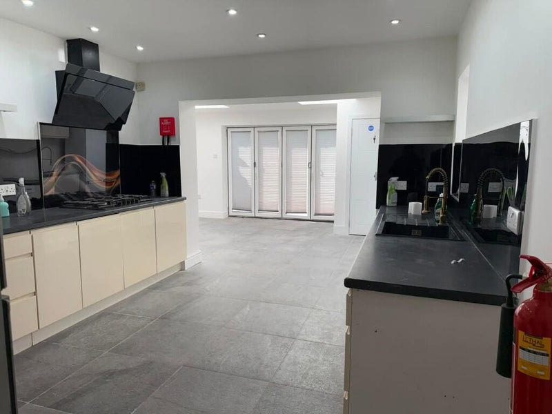 6 🛏️ 4 🛁 | Park Road, Ashford, Surrey, TW15