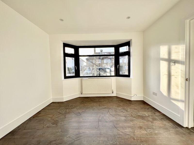 4 🛏️ 2 🛁 | Lynhurst Crescent, Hillingdon, UB10