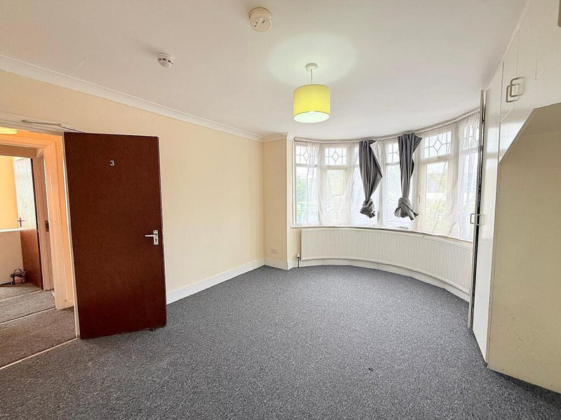 6 🛏️ 2 🛁 | South Park Drive, Seven Kings, Ilford, Redbridge