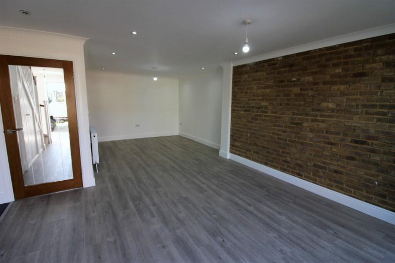 6 🛏️ 3 🛁 | Hurstleigh Gardens, Ilford, London, IG5