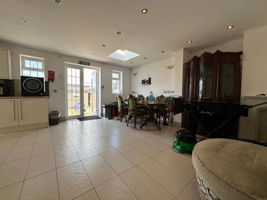 8 🛏️ 2 🛁 | Franks Avenue, New Malden, KT3 5DD