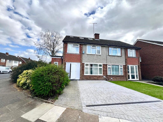 6 🛏️ 3 🛁 | Lynegrove Avenue, Ashford, Surrey, TW15