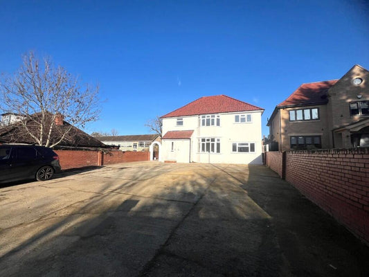 8 🛏️ 8 🛁 | Langley Road, Slough, Berkshire, SL3