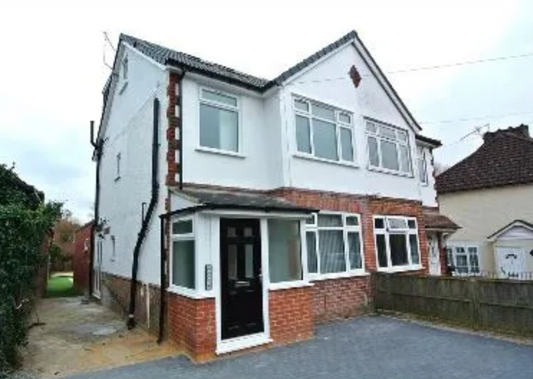 6 🛏️ 6 🛁 | Albert Road, Egham, Surrey, TW20