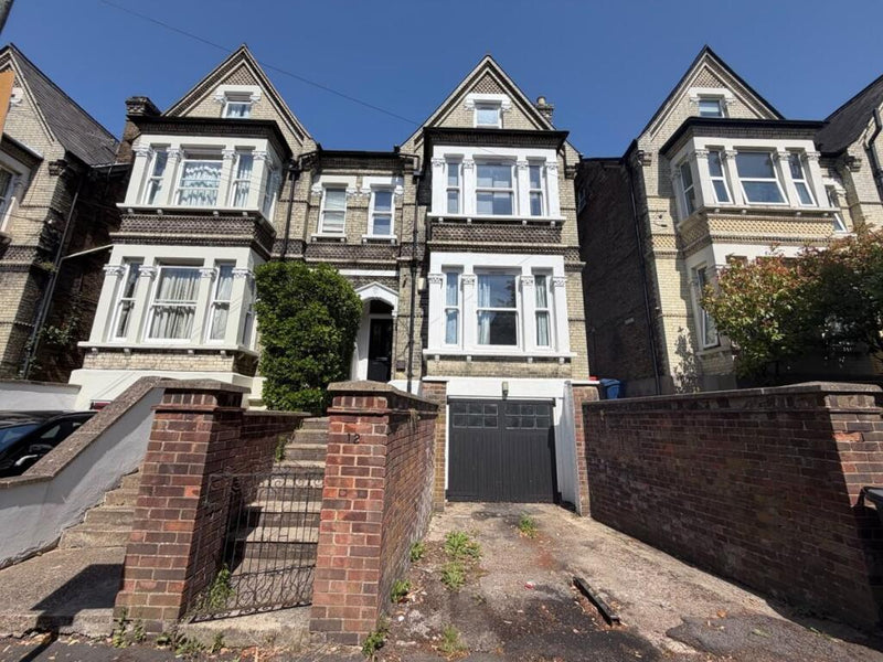 8 🛏️ 8 🛁 | Priory Avenue, High Wycombe
