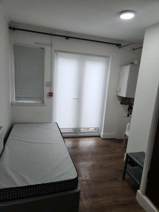 3 🛏️ 2 🛁 | 37c Norfolk Road Ilford IG3 8LQ