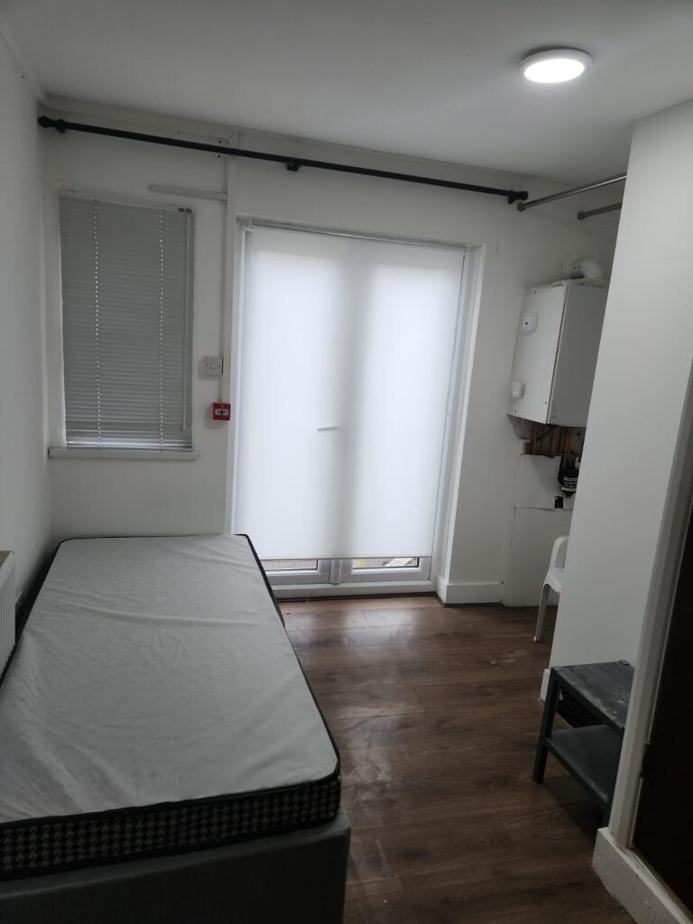 3 🛏️ 2 🛁 | 37c Norfolk Road Ilford IG3 8LQ
