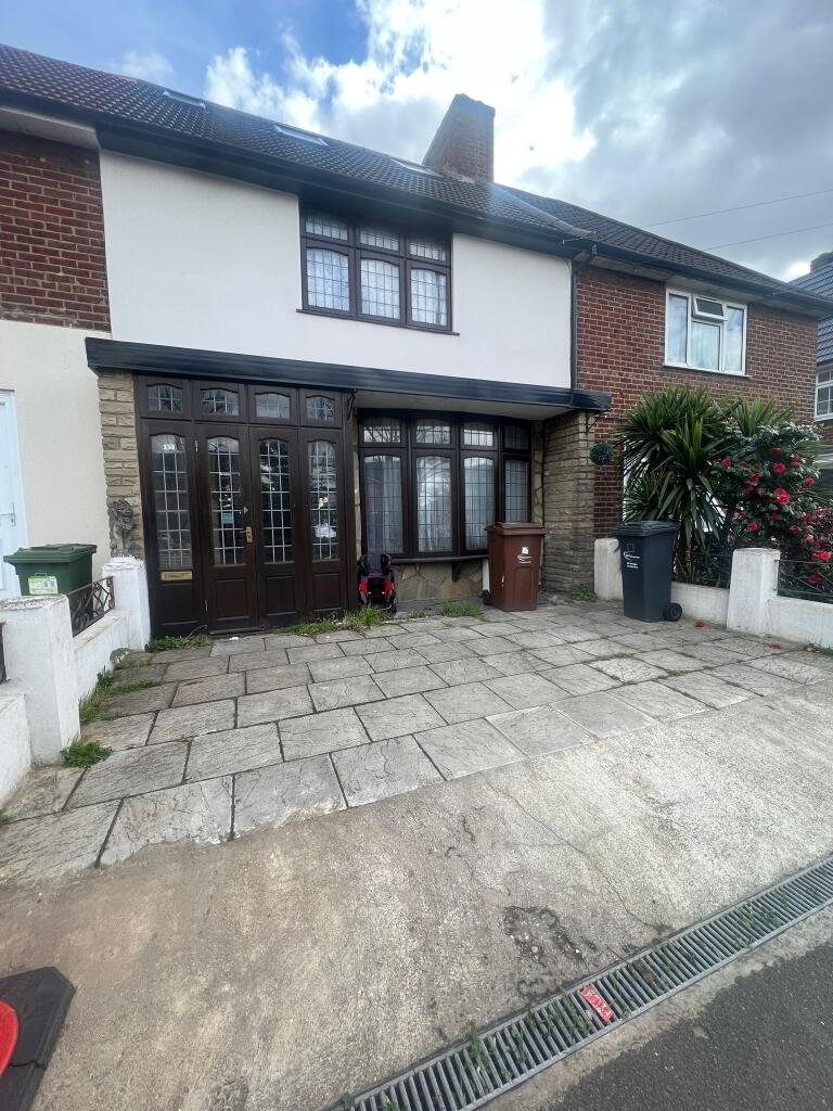 5 🛏️ 2 🛁 | Porters Avenue, Dagenham RM9 5YU