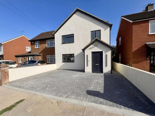 5 🛏️ 3 🛁 | Lela Avenue, Hounslow, TW4