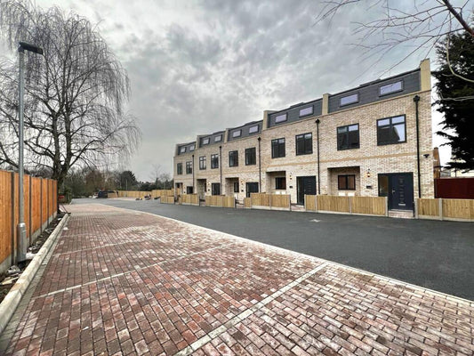 20 🛏️ 15 🛁 | Veer Drive, Harrow, HA1