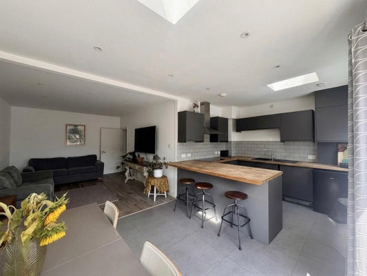 4 🛏️ 2 🛁 | Firs Lane, London, N21