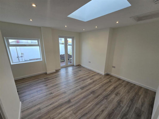 5 🛏️ 2 🛁 | Southmead Road, Westbury-On-Trym, Bristol