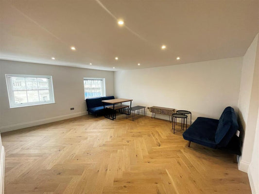 3 🛏️ 2 🛁 |  Clarence Yard, North Street